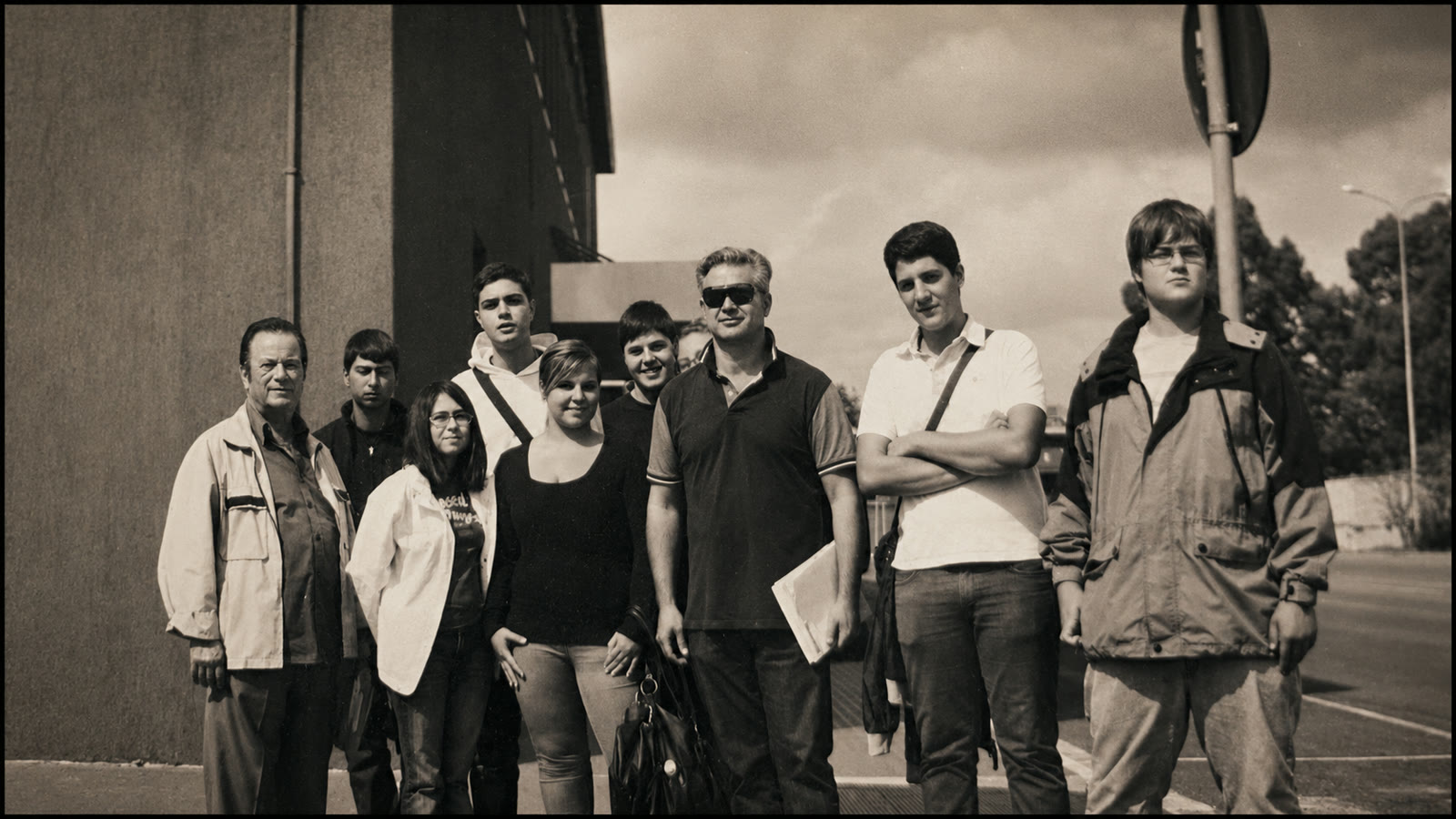 Foto · Gaetano con una classe di allievi davanti alla sede d'esame